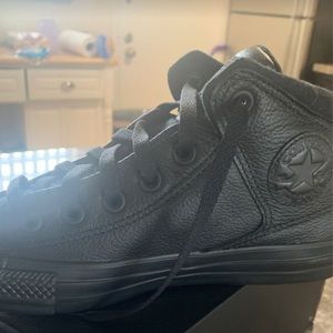 Converse men’s/ladies mid top shoes